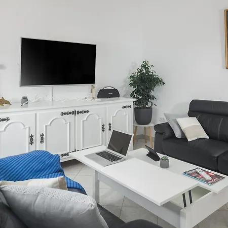 Relaxing Oasis Near Apartman Poreč