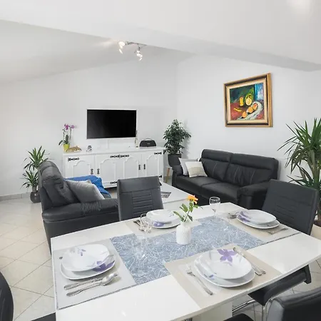 Relaxing Oasis Near דירה